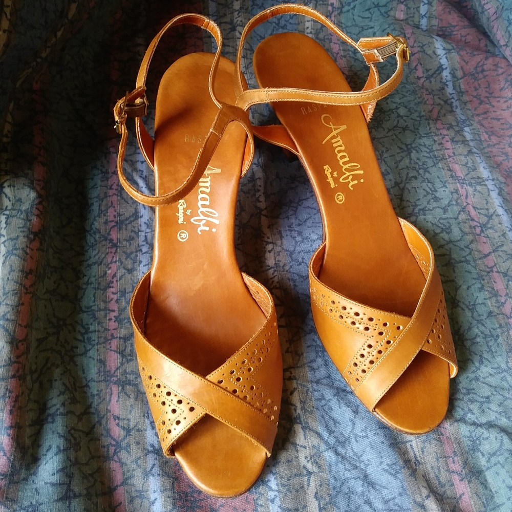 4 for $30!! Vintage Amalfi Caramel Leather Heels